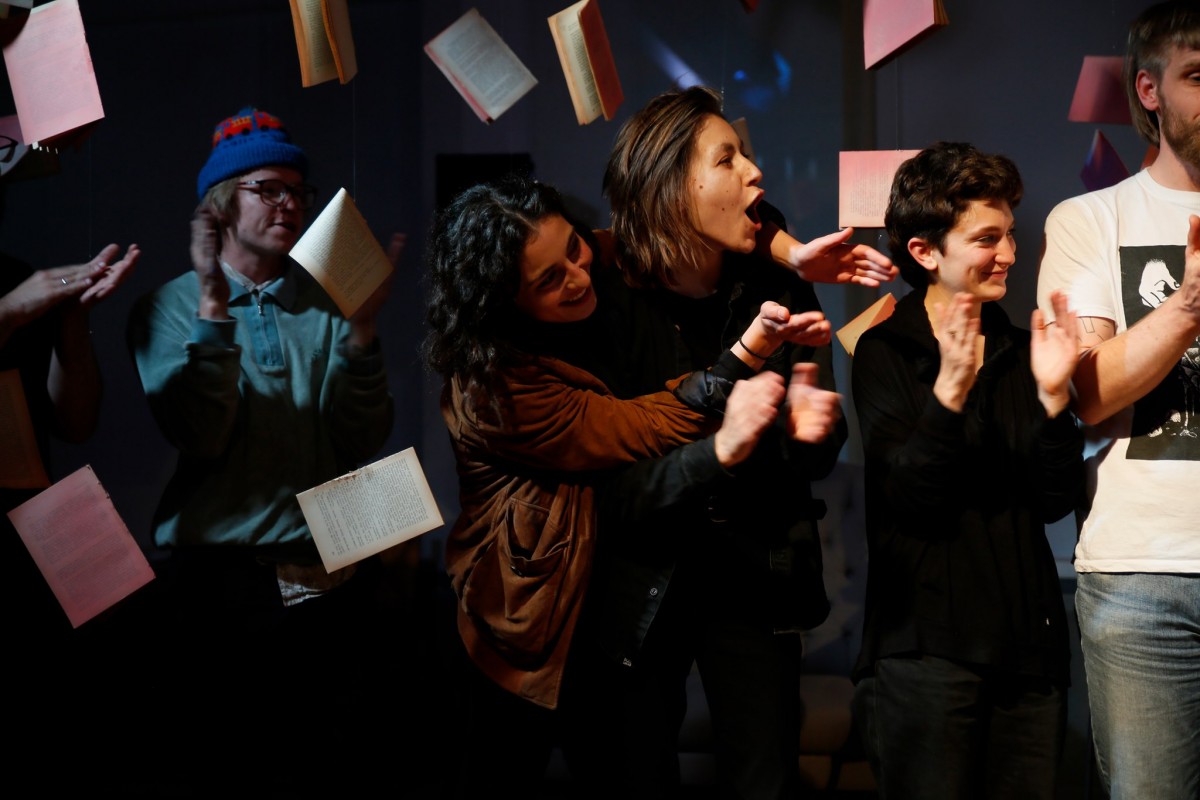 Eine Reihe von Studierenden steht und applaudiert.