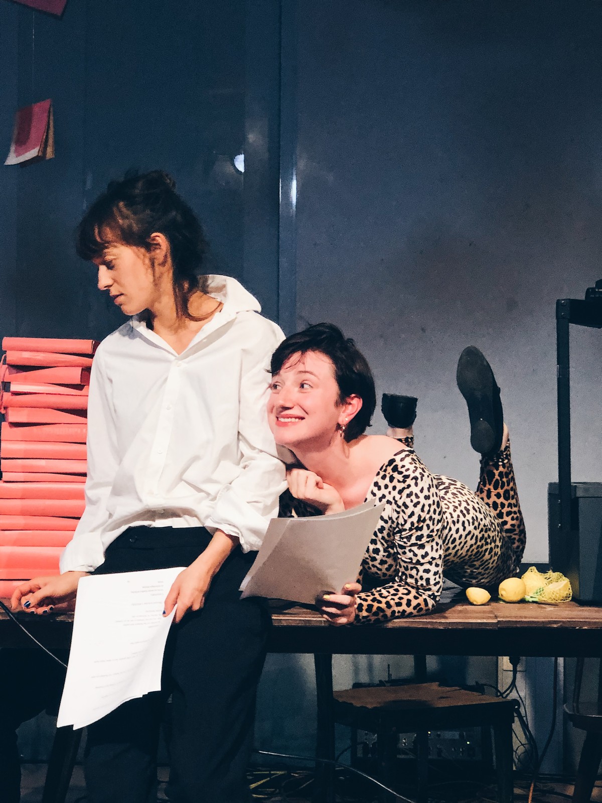 Zwei Schauspieler*innen lesen Texte.