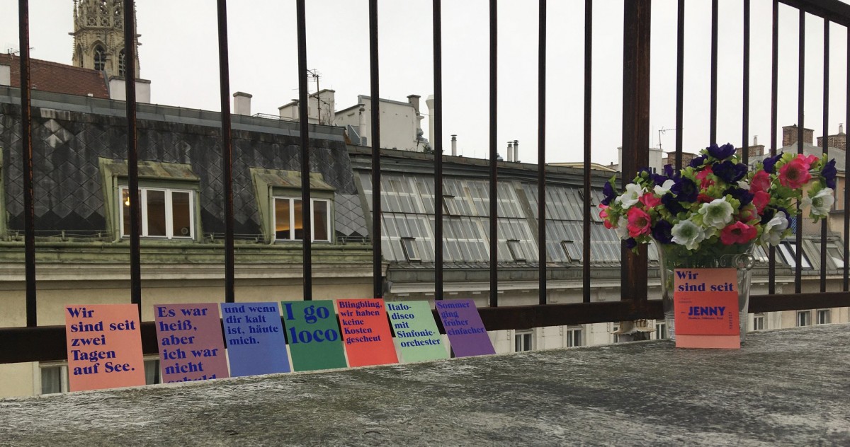 JENNY Postkarten stehen auf dem Balkon des Instituts für Sprachkunst